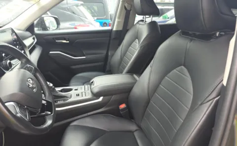 More photos of 2021 Toyota Highlander XLE at Cassill Motors, IA