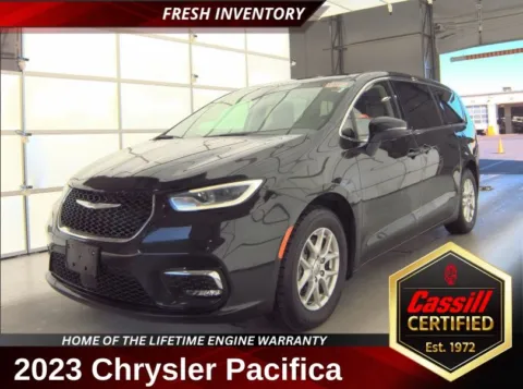 Black 2023 Chrysler Pacifica Touring L for sale in Cedar Rapids, IA