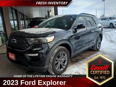 Black 2023 Ford Explorer XLT for sale in Cedar Rapids, IA