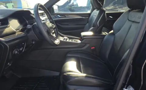 More photos of 2022 Jeep Grand Cherokee Overland 4xe at Cassill Motors, IA