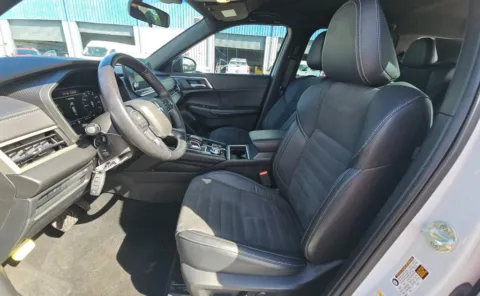 More photos of 2023 Mitsubishi Outlander SE at Cassill Motors, IA