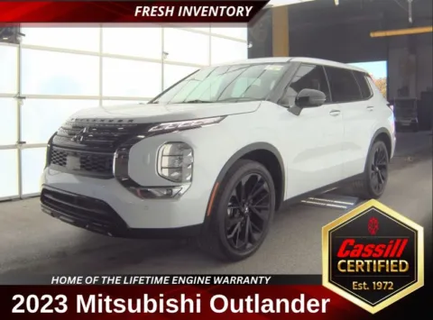 White 2023 Mitsubishi Outlander SE for sale in Cedar Rapids, IA