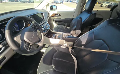 More photos of 2023 Chrysler Pacifica Limited at Cassill Motors, IA
