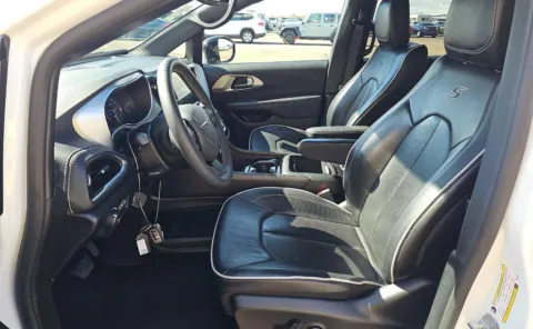 More photos of 2025 Chrysler Pacifica Limited at Cassill Motors, IA