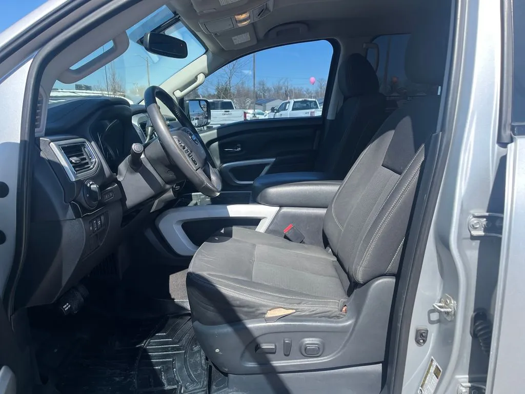 2017 Nissan Titan SV - Photo 14
