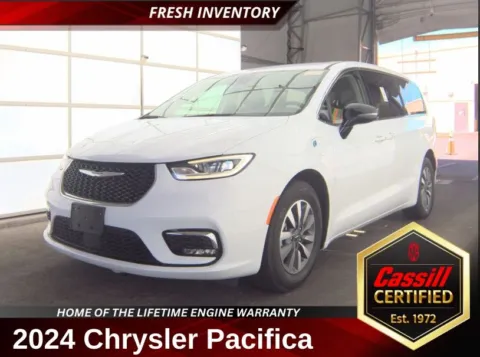 White 2024 Chrysler Pacifica Hybrid Select for sale in Cedar Rapids, IA