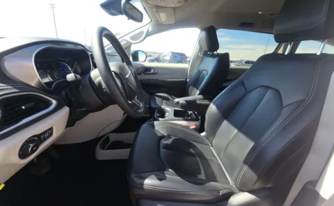 More photos of 2024 Chrysler Pacifica Hybrid Select at Cassill Motors, IA