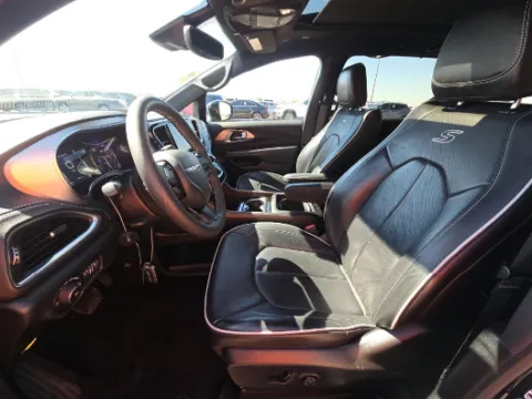 More photos of 2025 Chrysler Pacifica Limited at Cassill Motors, IA