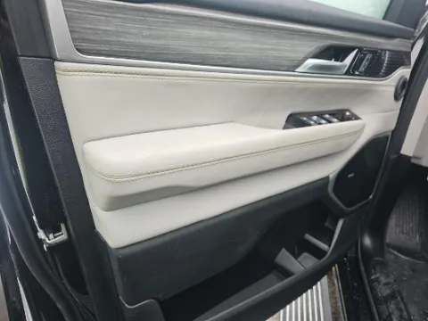 More photos of 2024 Jeep Wagoneer Series III at Cassill Motors, IA