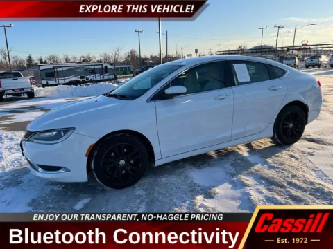 White 2015 Chrysler 200 Limited for sale in Cedar Rapids, IA