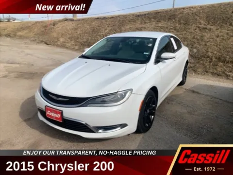 White 2015 Chrysler 200 Limited for sale in Cedar Rapids, IA