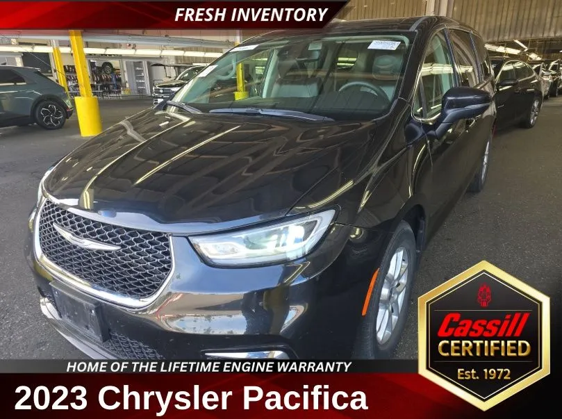 Black 2023 Chrysler Pacifica Touring L for sale in Cedar Rapids, IA