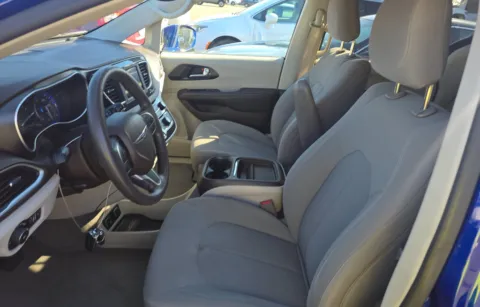 More photos of 2020 Chrysler Pacifica Touring at Cassill Motors, IA