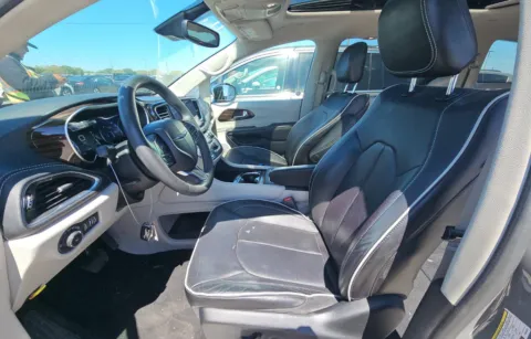 More photos of 2023 Chrysler Pacifica Limited at Cassill Motors, IA