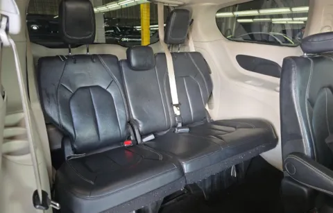 More photos of 2022 Chrysler Pacifica Touring L at Cassill Motors, IA