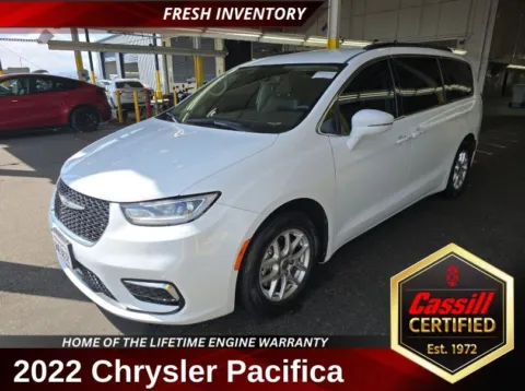 White 2022 Chrysler Pacifica Touring L for sale in Cedar Rapids, IA