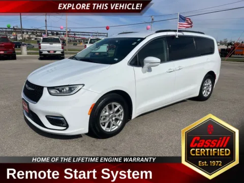 White 2022 Chrysler Pacifica Touring L for sale in Cedar Rapids, IA