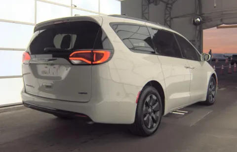 More photos of 2020 Chrysler Pacifica Hybrid Limited at Cassill Motors, IA