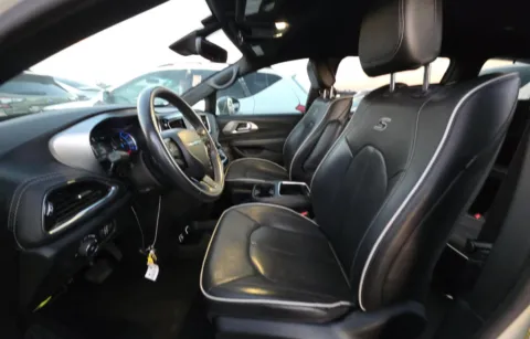 More photos of 2020 Chrysler Pacifica Hybrid Limited at Cassill Motors, IA