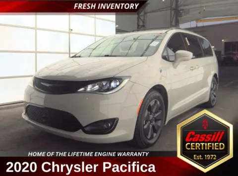 White 2020 Chrysler Pacifica Hybrid Limited for sale in Cedar Rapids, IA