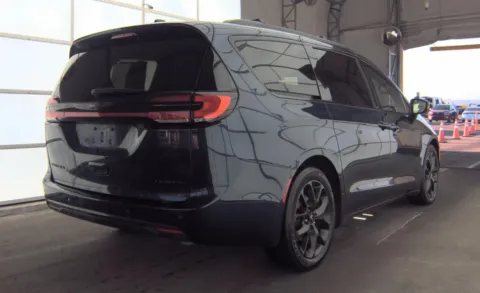 More photos of 2025 Chrysler Pacifica Limited at Cassill Motors, IA