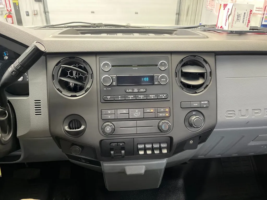 2014 Ford F-550 - Photo 23