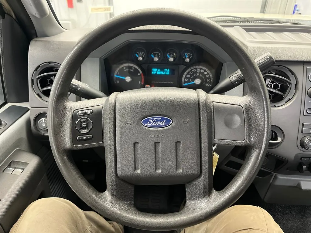 2014 Ford F-550 - Photo 17