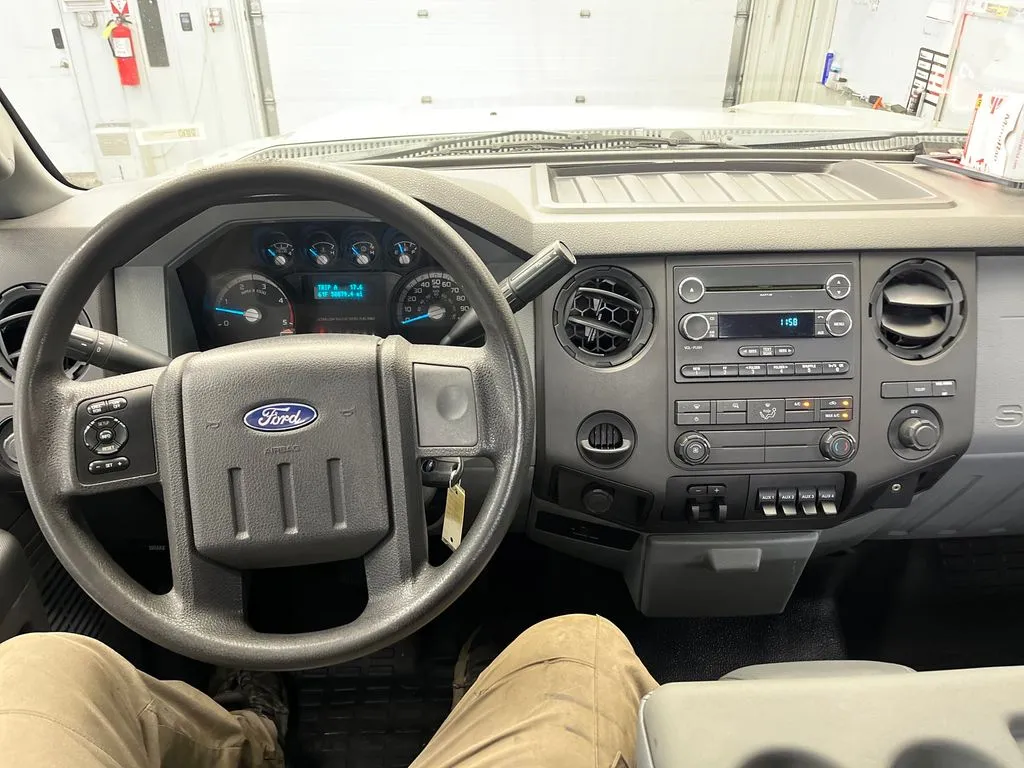 2014 Ford F-550 - Photo 14