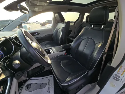 More photos of 2021 Chrysler Pacifica Hybrid Limited at Cassill Motors, IA