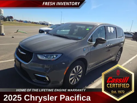 Gray 2025 Chrysler Pacifica Hybrid Select for sale in Cedar Rapids, IA