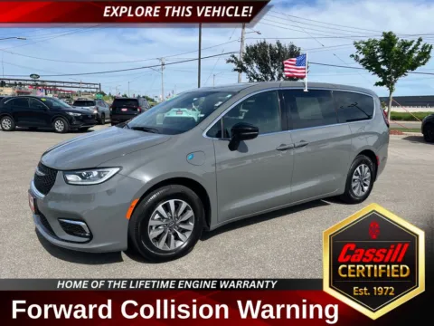 Gray 2025 Chrysler Pacifica Hybrid Select for sale in Cedar Rapids, IA