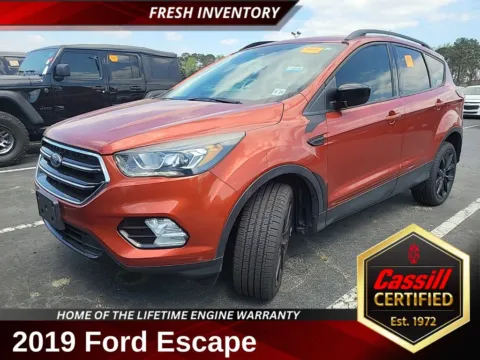 Orange 2019 Ford Escape SE for sale in Cedar Rapids, IA