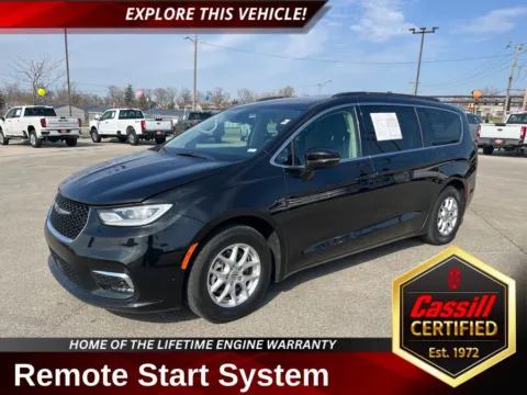 Black 2022 Chrysler Pacifica Touring L for sale in Cedar Rapids, IA