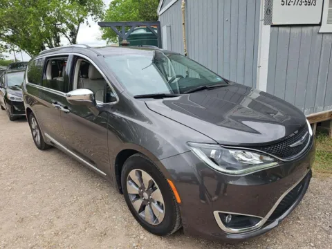 More photos of 2020 Chrysler Pacifica Hybrid Limited at Cassill Motors, IA