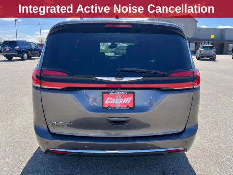 More photos of 2022 Chrysler Pacifica Touring L at Cassill Motors, IA