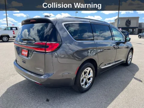 More photos of 2021 Chrysler Pacifica Limited at Cassill Motors, IA