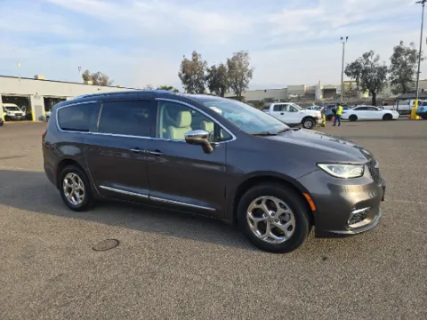 More photos of 2021 Chrysler Pacifica Limited at Cassill Motors, IA