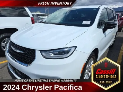 White 2024 Chrysler Pacifica Touring L for sale in Cedar Rapids, IA