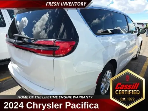 White 2024 Chrysler Pacifica Touring L for sale in Cedar Rapids, IA