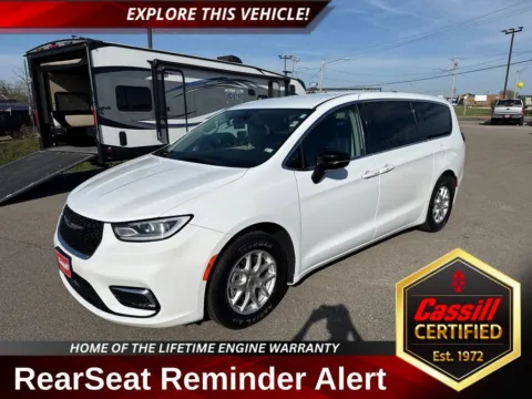 White 2024 Chrysler Pacifica Touring L for sale in Cedar Rapids, IA