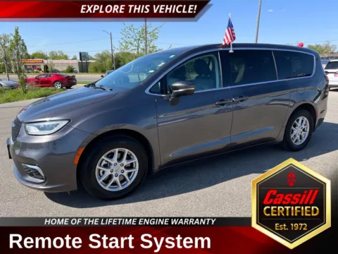 Unknown 2023 Chrysler Pacifica Touring L for sale in Cedar Rapids, IA