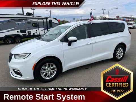 White 2023 Chrysler Pacifica Touring L for sale in Cedar Rapids, IA