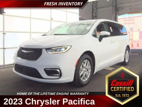 White 2023 Chrysler Pacifica Touring L for sale in Cedar Rapids, IA