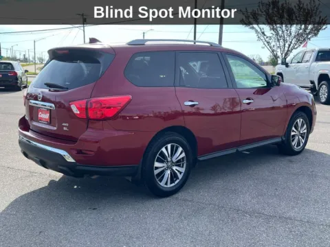 More photos of 2019 Nissan Pathfinder SL at Cassill Motors, IA