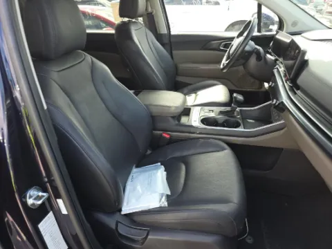 More photos of 2025 Kia Carnival LXS at Cassill Motors, IA