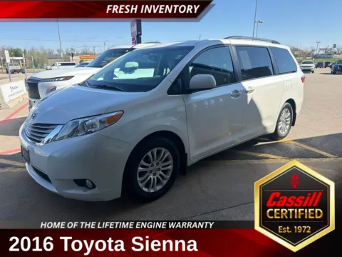 White 2016 Toyota Sienna XLE for sale in Cedar Rapids, IA