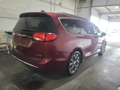More photos of 2020 Chrysler Pacifica Limited at Cassill Motors, IA
