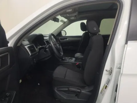 More photos of 2018 Volkswagen Atlas Launch Edition at Cassill Motors, IA