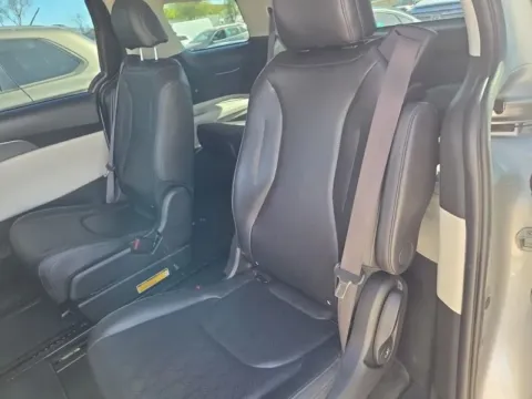 More photos of 2022 Kia Carnival LXS at Cassill Motors, IA