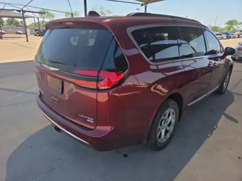 Another view of 2022 Chrysler Pacifica Limited for sale in Cedar Rapids, IA at Cassill Motors